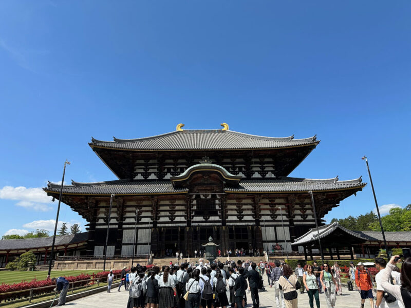 遠足、修学旅行、インバウンドの人々で賑わう大仏殿