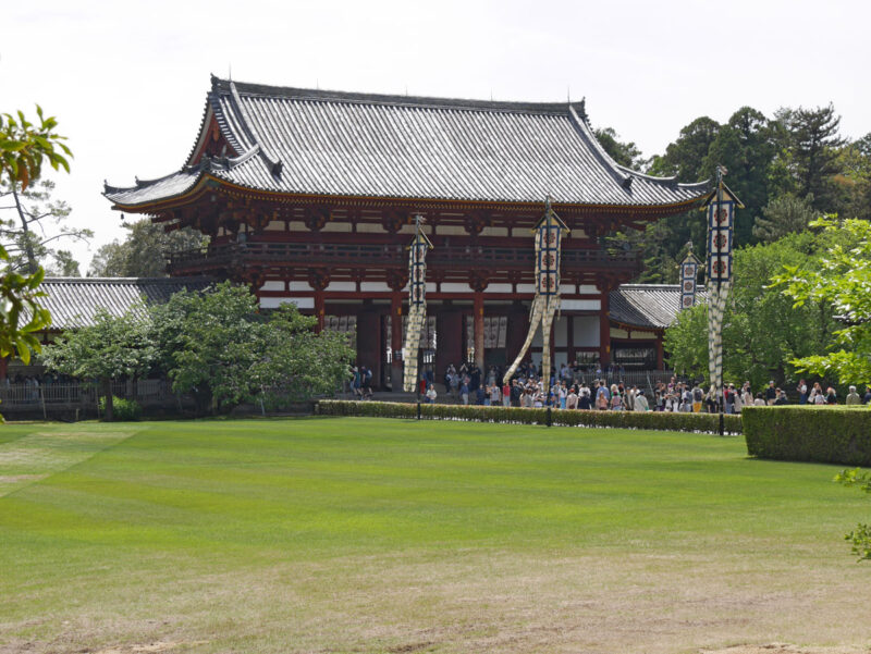 東回廊からの中門