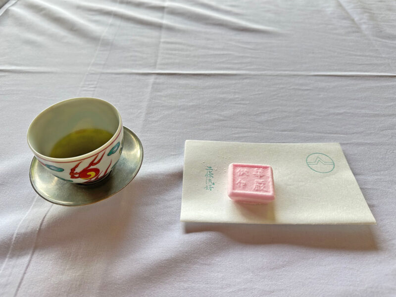 二條流の煎茶と干菓子