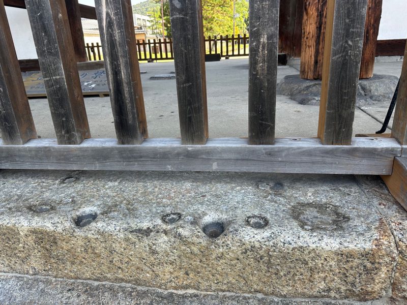 石段に複数の窪み