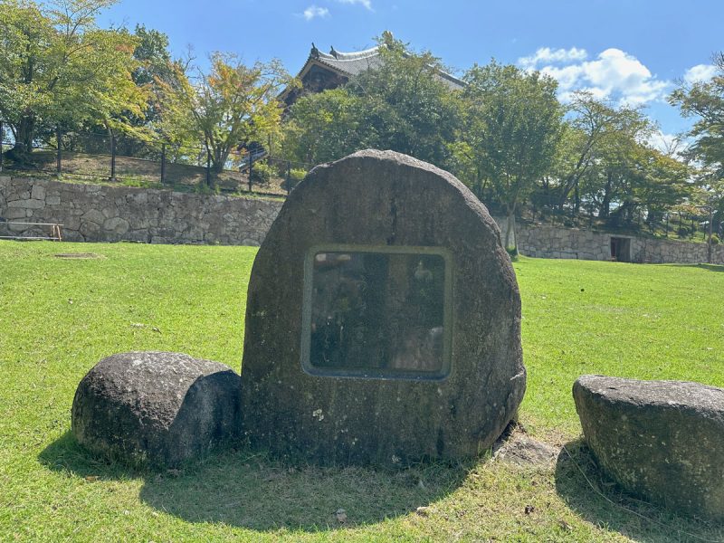 光明皇后の万葉集の歌碑