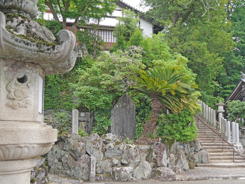 二月堂参道脇　松尾芭蕉句碑周辺写真