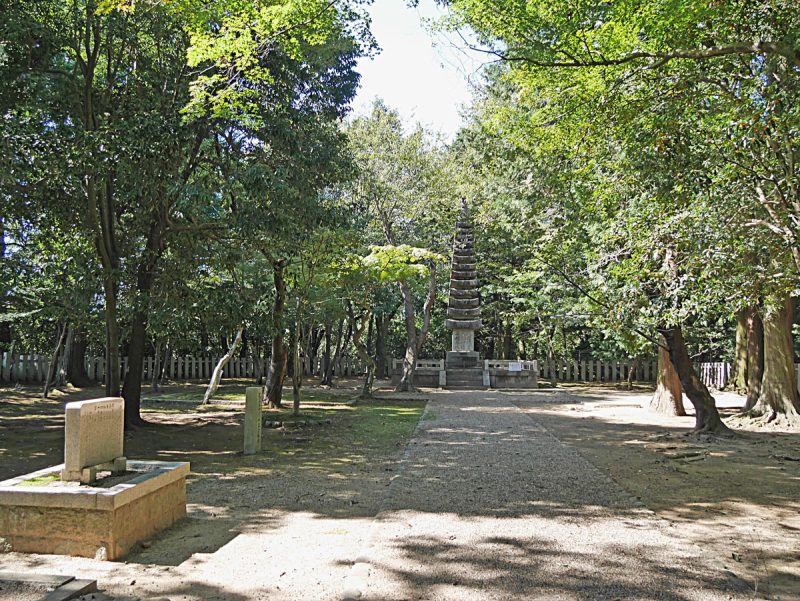 供養塔前の広場