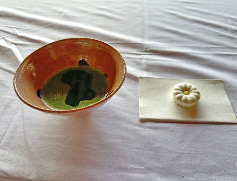 提供された抹茶と干菓子