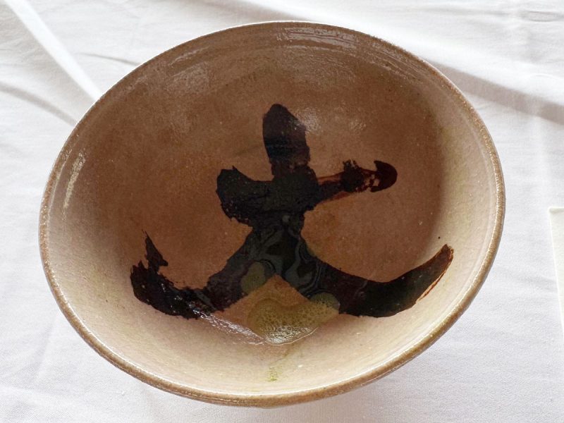 茶碗に描かれた「大」の文字
