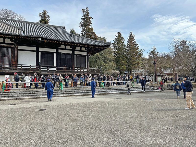 豆まきを待つ行列