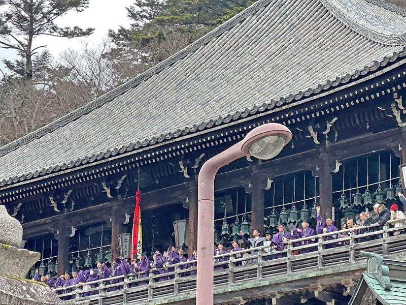 舞台からの豆まき