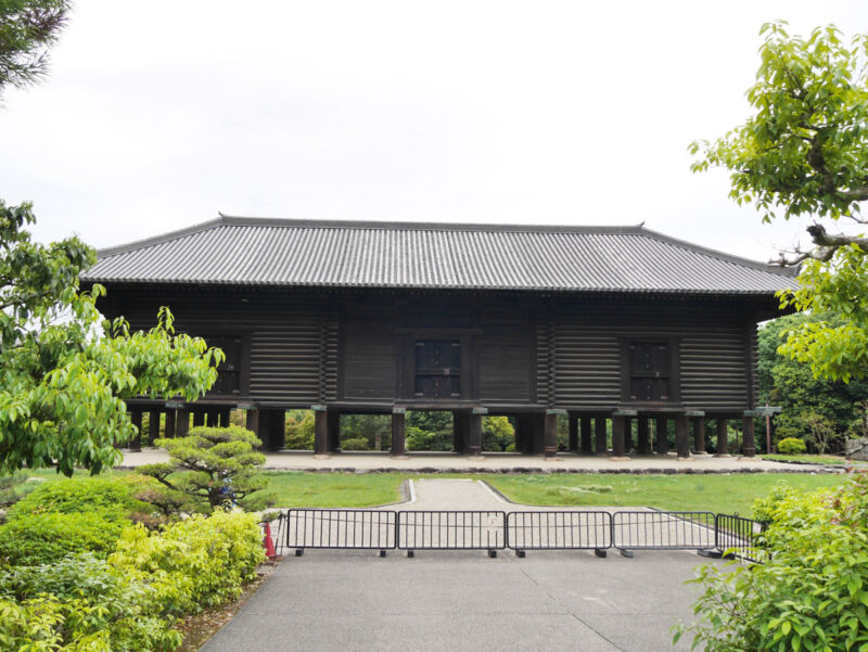 通常の見学コースからの正倉院正倉