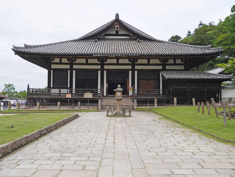 三月堂正面写真